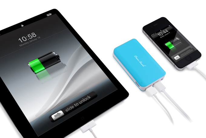 dual usb power bank charging iphone and ipad